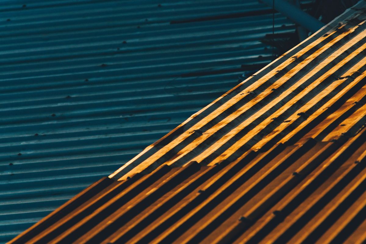 Plechová strecha v ostrom svetle, detail profilov