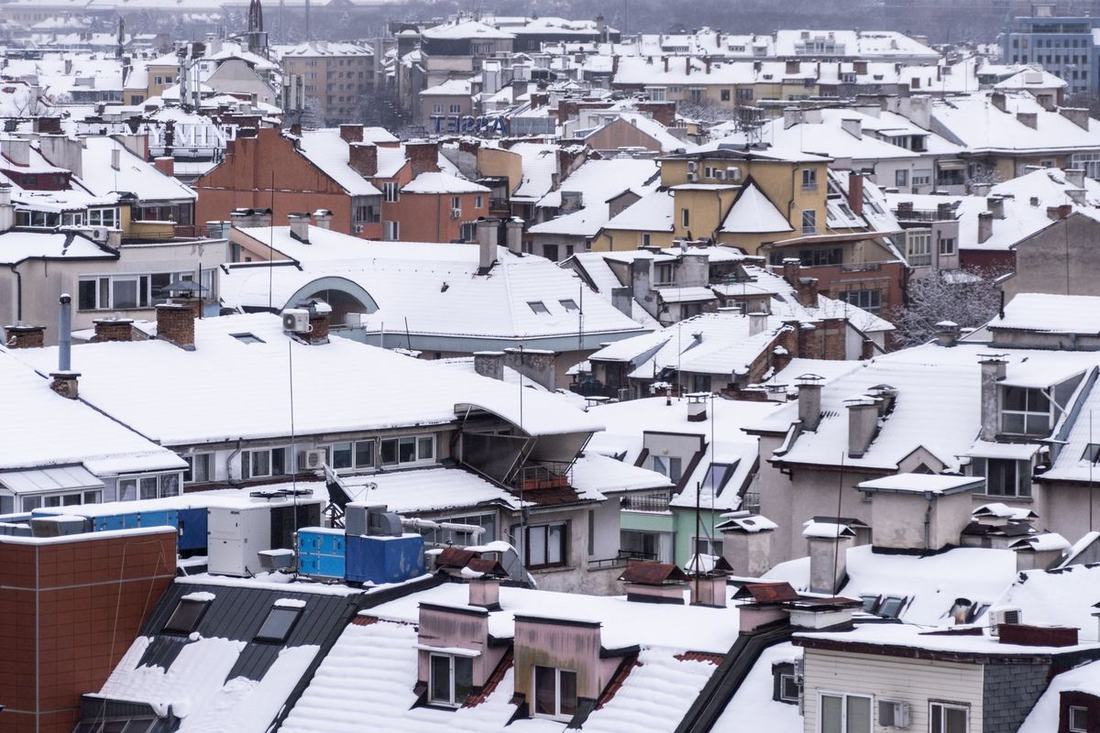 Zasnežené strechy mestskej zástavby